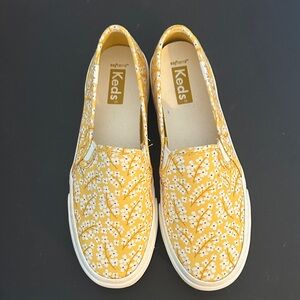 NWOT Keds Women's Yellow Floral Slip-On Flats